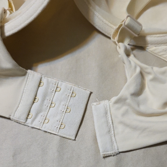 BUNDLE Bali 38C Cream & Black T-Shirt Bras with Molded Cups - Picture 4 of 9